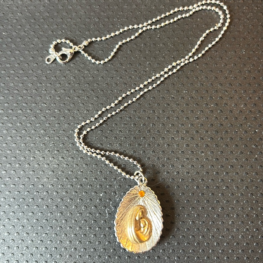 Beautiful vintage limited edition Madonna/child necklace!